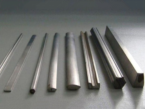 无锡冷拉厂对固体的钢材原料进行冷挤压后拉出扁钢